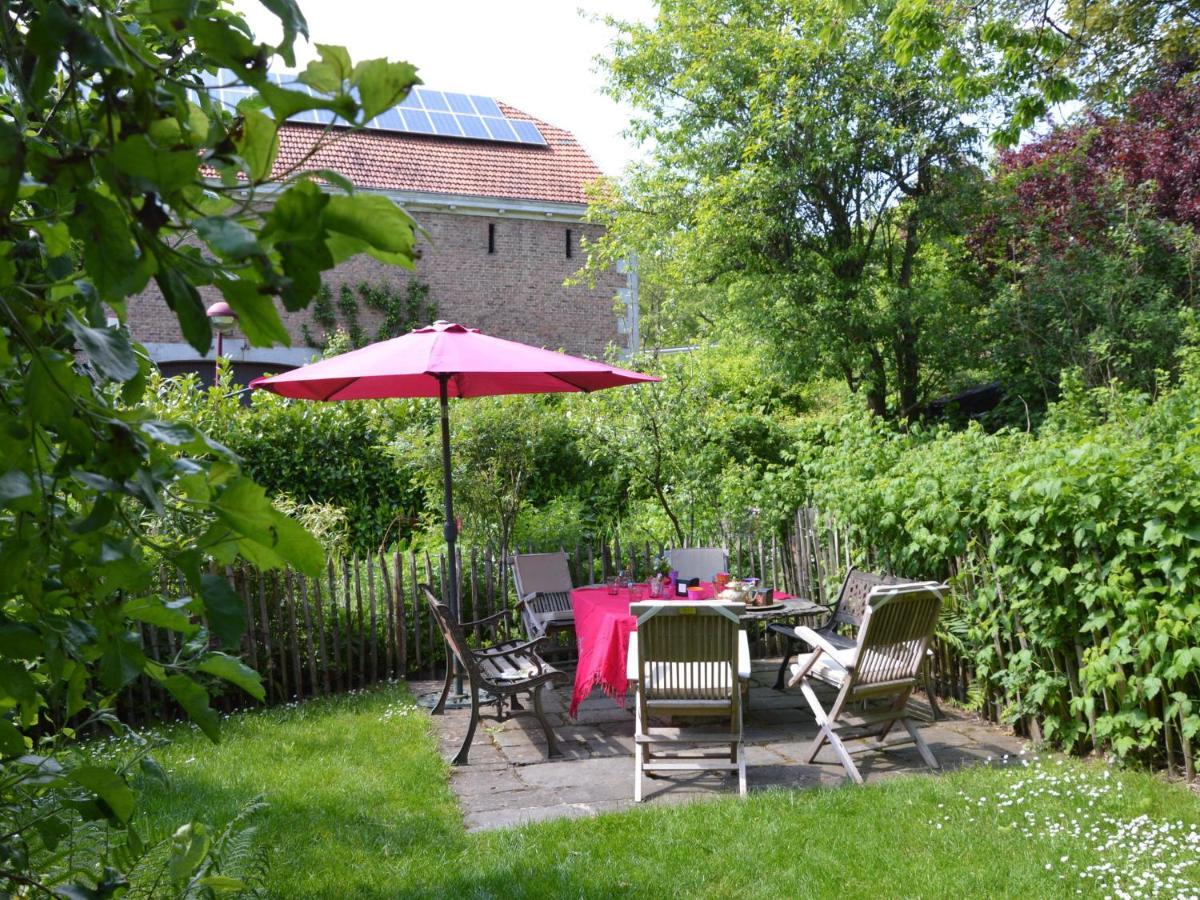 Enchanting Cottage With Terrace Garden Hamoir Kültér fotó